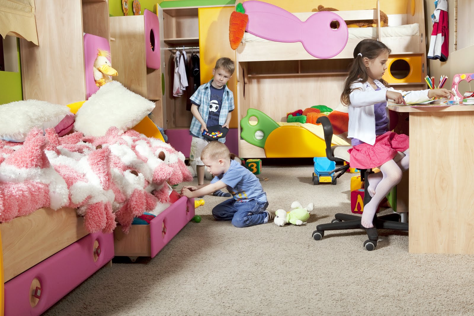 Играй в 1 комнате. Комната для девочки с игрушками. Детская комната с ребенком. Детские игрушки в комнате. Ребенок в комнате с игрушками.